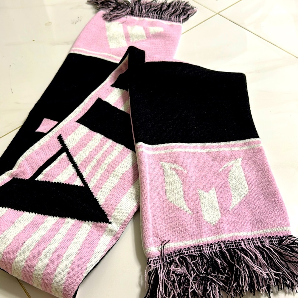 BNWT MESSI SCARF - Picture 2 of 4